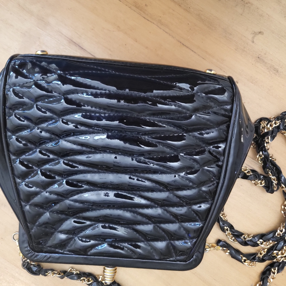 Luxurious Black Quilted Shoulder Bag with Chain Strap - Picture 3 of 5